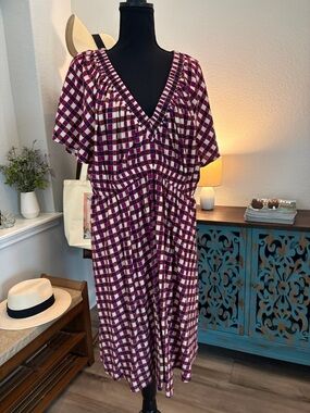 V-Neck Checked Midi Dress in Burgundy and White